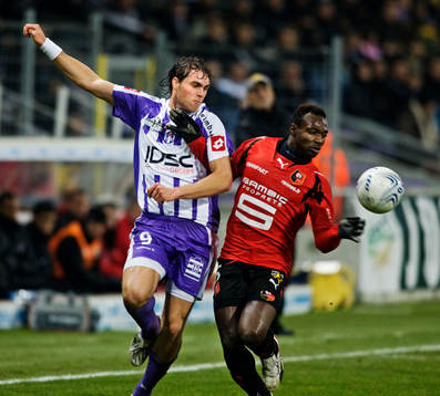 Johan Elmander, Toulouse, och John Mensah, Rennes, i kamp