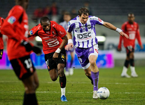 Johan Elmander, Toulouse, tar sig förbi Stephane Mbia