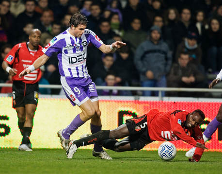 Johan Elmander, Toulouse, drar ner John Mensah, Rennes, i