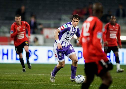 Johan Elmander dribblar sig igenom Rennes försvar