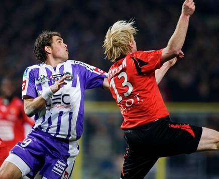 Duell i luften mellan Johan Elmander, Toulouse, och Petter