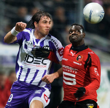 Johan Elmander, Toulouse, och John Mensah, Rennes, i kamp