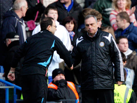 Martin O'Neill, tränare, Aston Villa skakar hand med Avram