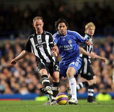 Chelseas Claudio Pizarro och Newcastles Nicky Butt