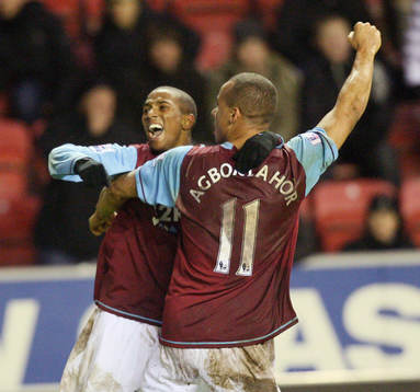 Gabriel Agbonlahor och Ashley Young, jubel
