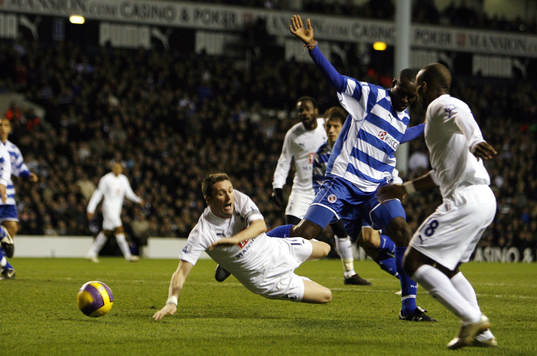 Tottenhams Robbie Keane fälls av Ibrahima Sonko, Reading