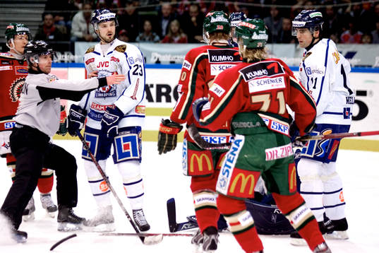 Niklas Persson, Linköping hålls undan av domaren