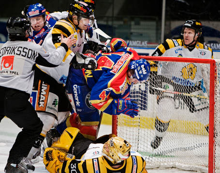 Kari Haakana, Skellefteå, ger sig på Nicklas Danielsson,