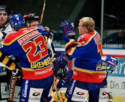 Christoffer Norgren, Skellefteå, slår hjälmen av Patric