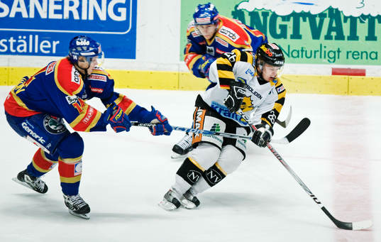 Djurgårdens Dick Axelsson och Niklas Anger jagar Anders