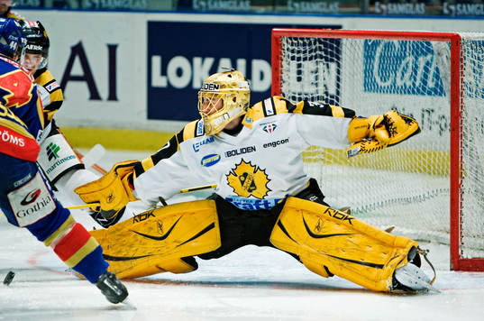 Nicklas Dahlberg, målvakt, Skellefteå, räddar ett skott