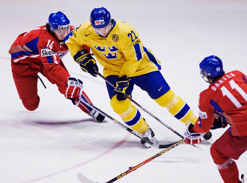 Mikael Backlund, Sverige, tar sig förbi Michael Frolik,