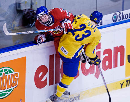 Robin Figren, Sverige, trycker till Tomas Kundratek,