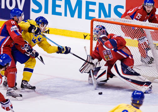 Tomas Larsson, Sverige, skjuter ett skott mot mål som