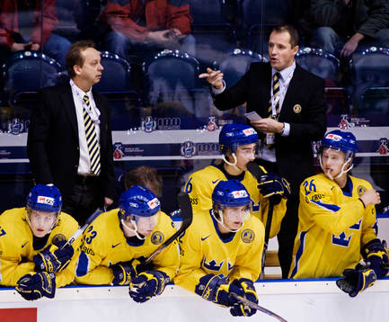 Pär Mårts och Peter Sundström, förbundskapten, i båset