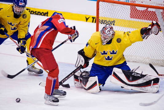 Jhonas Enroth, målvakt, Sverige, räddar ett skott från