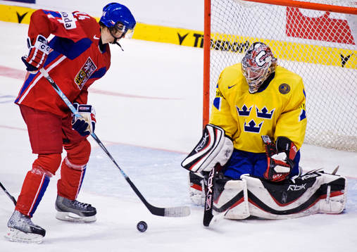 Jhonas Enroth, målvakt, Sverige, räddar ett skott från