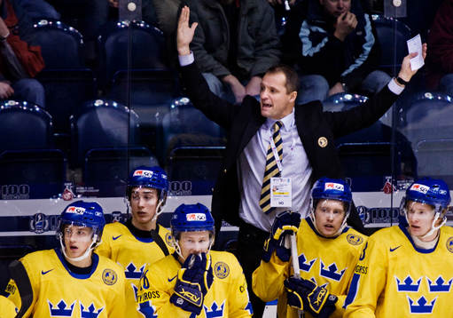 Peter Sundström, förbundskapten, basar från båset