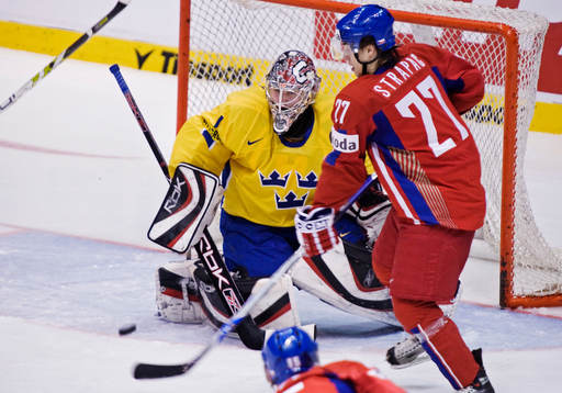 Jhonas Enroth, målvakt, Sverige, räddar ett skott från