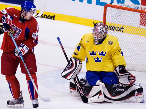 Jakub Sklenar, Tjeckien, styr ett skott på Jhonas Enroth,