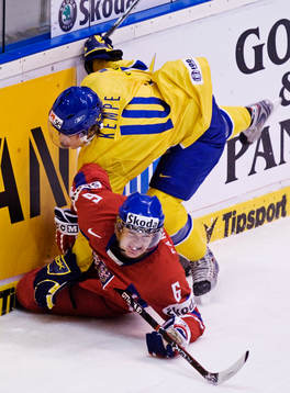 Mario Kempe, Sverige, sätter Martin Paryzek, Tjeckien, på