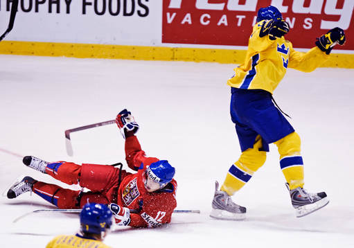 Martin Latal, Tjeckien, stjäl klubban från en svensk