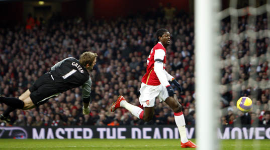 Emmanuel Adebayor, Arsenal gör 2-0 bakom Robert Green,