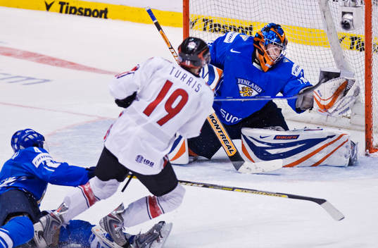 Harri Sateri, Finland, räddar ett skott från Kyle Turris,