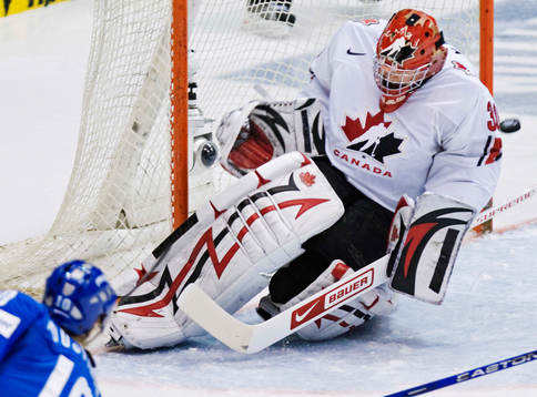Steve Mason, målvakt, Kanada, räddar ett skott från