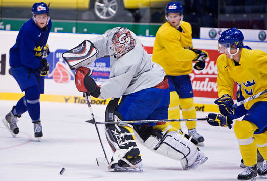 Jhonas Enroth, målvakt, slår undan en puck
