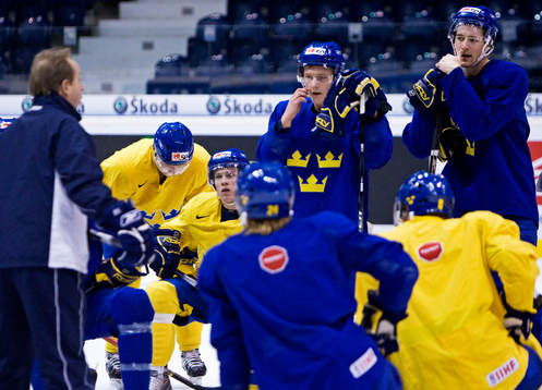 Oscar Möller och Patrik Berglund lyssnar på tränaren