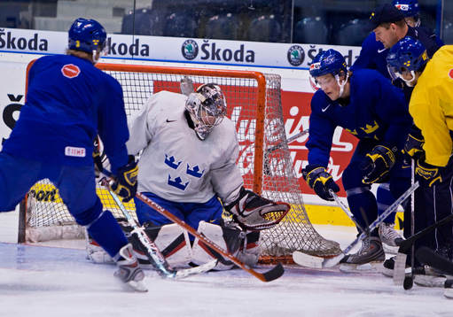 Jhonas Enroth, målvakt, räddar ett skott