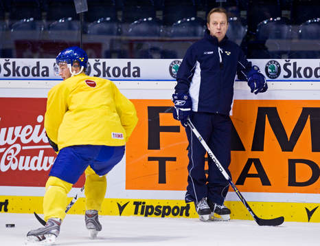 Pär Mårts studerar spelarna