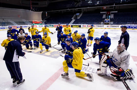 Pär Mårts instruerar spelarna om träningen