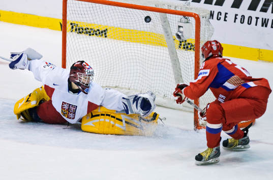 Nikita Filatov, Ryssland, gör mål på Michal Neuvirth,