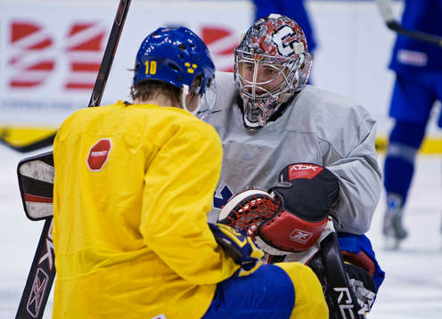 Jhonas Enroth, målvakt, samtalar med Mario Kempe
