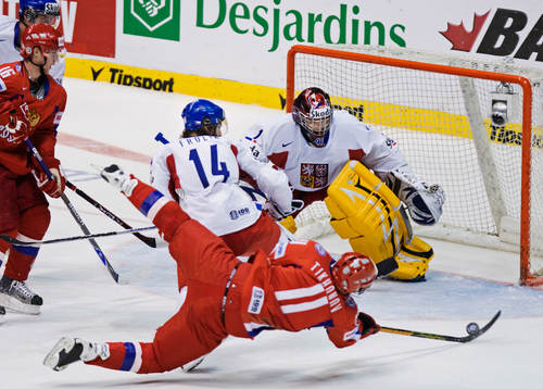 Viktor Tikhonov, Ryssland, skjuter ett skott som målvakten