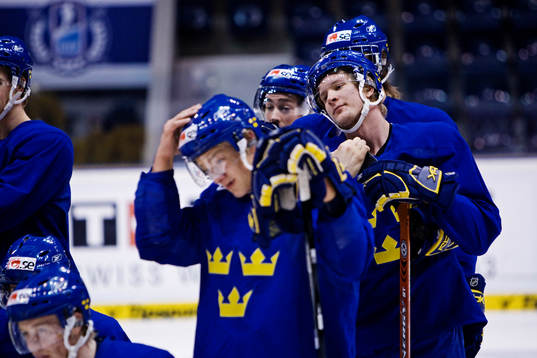 Johan Motin lyssnar på vad tränaren har att säga