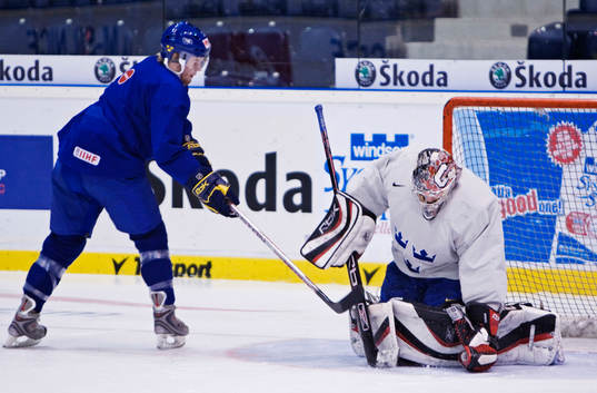 Jhonas Enroth, målvakt, räddar en puck