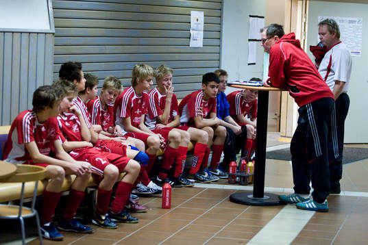 Innefotboll, Åsum, Tränaren informerar killarna.
