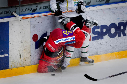 Stefan Gråhns, Södertälje, trycks in i sargen