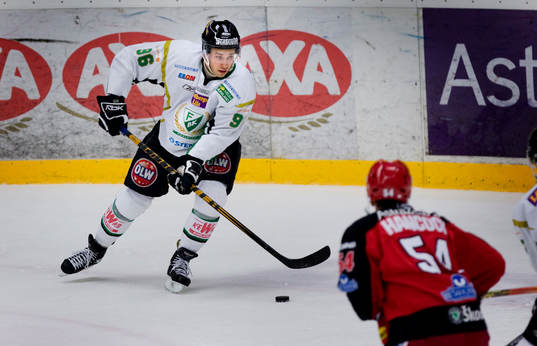Fabian Brunnström, Färjestad, letar passnings alternativ