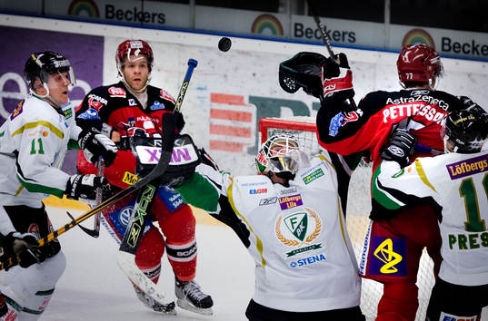 Jonas Gustavsson, målvakt, Färjestad, sträcker sig