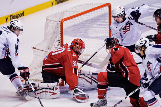 Oreda framför Kanadas mål men Steve Mason, målvakt,