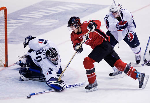 Matthew Halischuk, Kanada, är nära att göra mål på