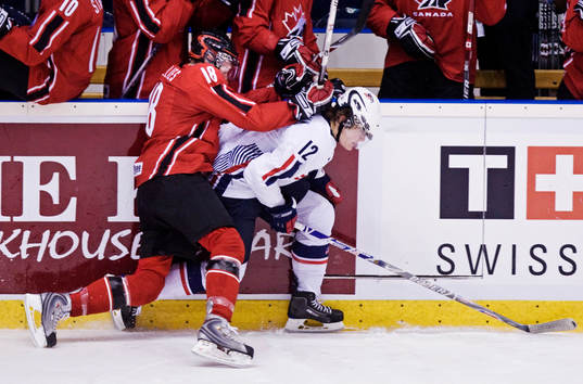 Colton Gillies, Kanada, trycker till James van Riemsdyk, USA