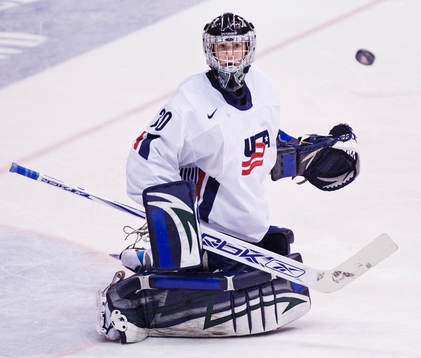 Jeremy Smith, målvakt, USA, har koll på pucken