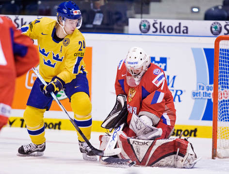 Tomas Larsson, Sverige, oroar framför Sergei Bobrovsky,