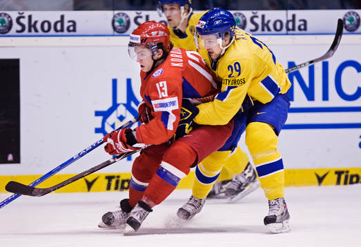 Johan Alcén, Sverige, håller i Anton Korolev, Ryssland