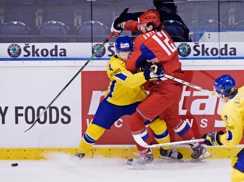 Kristofer Berglund, Sverige, häller undan Artem Anisimov,